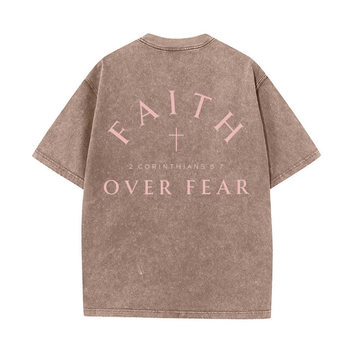 Christianartworkshop T-shirt délavé imprimé recto verso avec une croix et une lettre biblique signifiant « La foi plutôt que la peur » - image 10