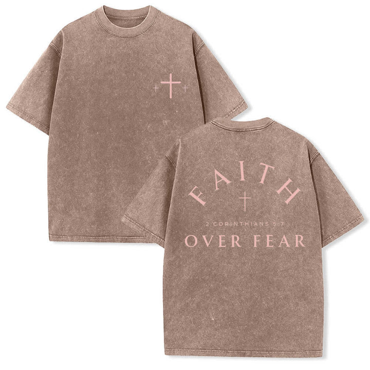 Christianartworkshop T-shirt délavé imprimé recto verso avec une croix et une lettre biblique signifiant « La foi plutôt que la peur » - Brun - 5XL - image 9