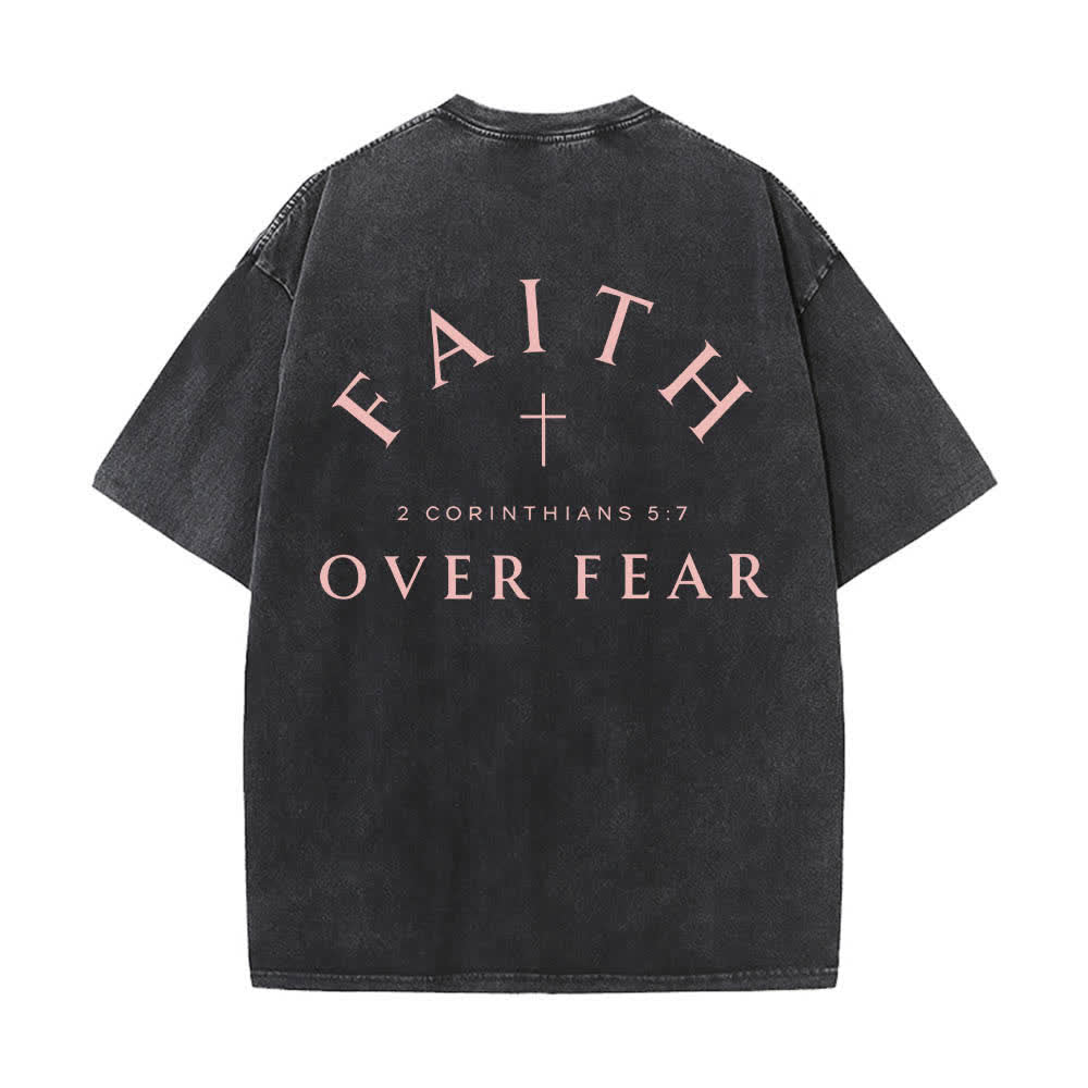 Christianartworkshop T-shirt délavé imprimé recto verso avec une croix et une lettre biblique signifiant « La foi plutôt que la peur » - image 19