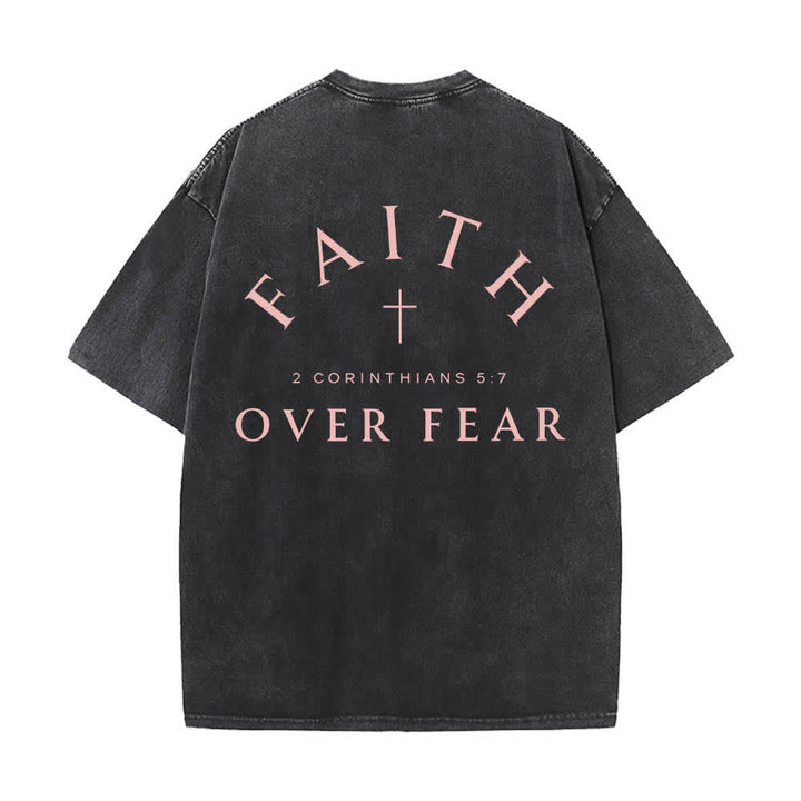 Christianartworkshop T-shirt délavé imprimé recto verso avec une croix et une lettre biblique signifiant « La foi plutôt que la peur » - image 19