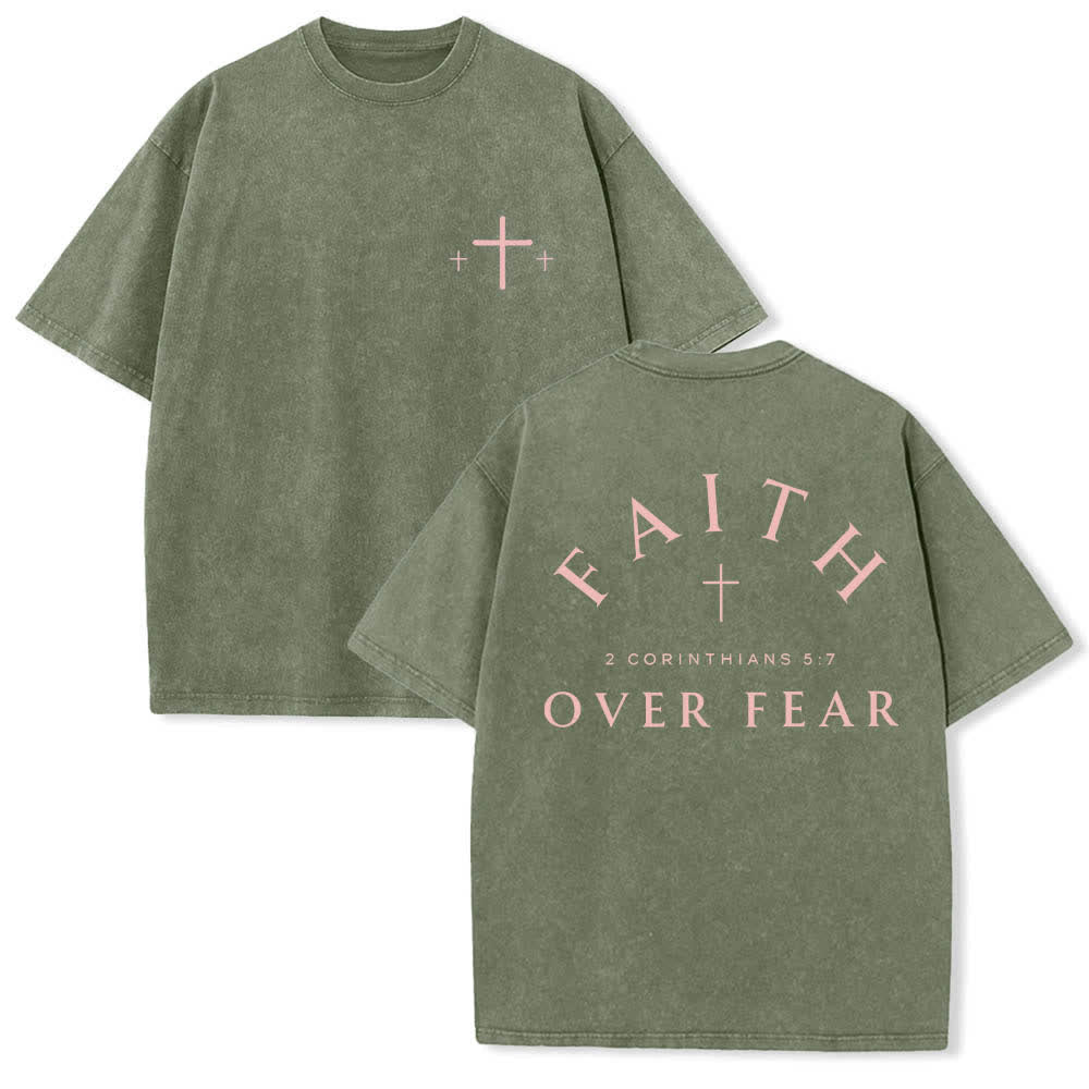 Christianartworkshop T-shirt délavé imprimé recto verso avec une croix et une lettre biblique signifiant « La foi plutôt que la peur » - Vert armée - 5XL - image 3