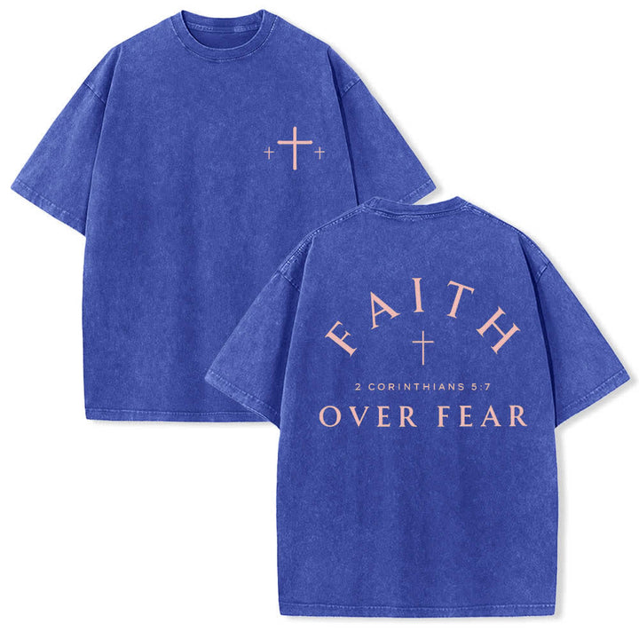 Christianartworkshop T-shirt délavé imprimé recto verso avec une croix et une lettre biblique signifiant « La foi plutôt que la peur » - Bleu - 5XL - image 6