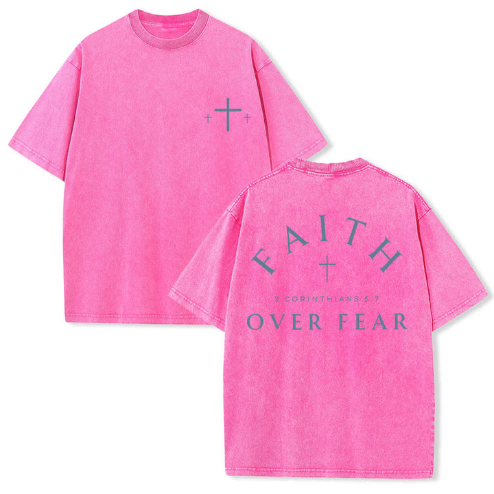 Christianartworkshop T-shirt délavé imprimé recto verso avec une croix et une lettre biblique signifiant « La foi plutôt que la peur » - Rose - 5XL - image 0