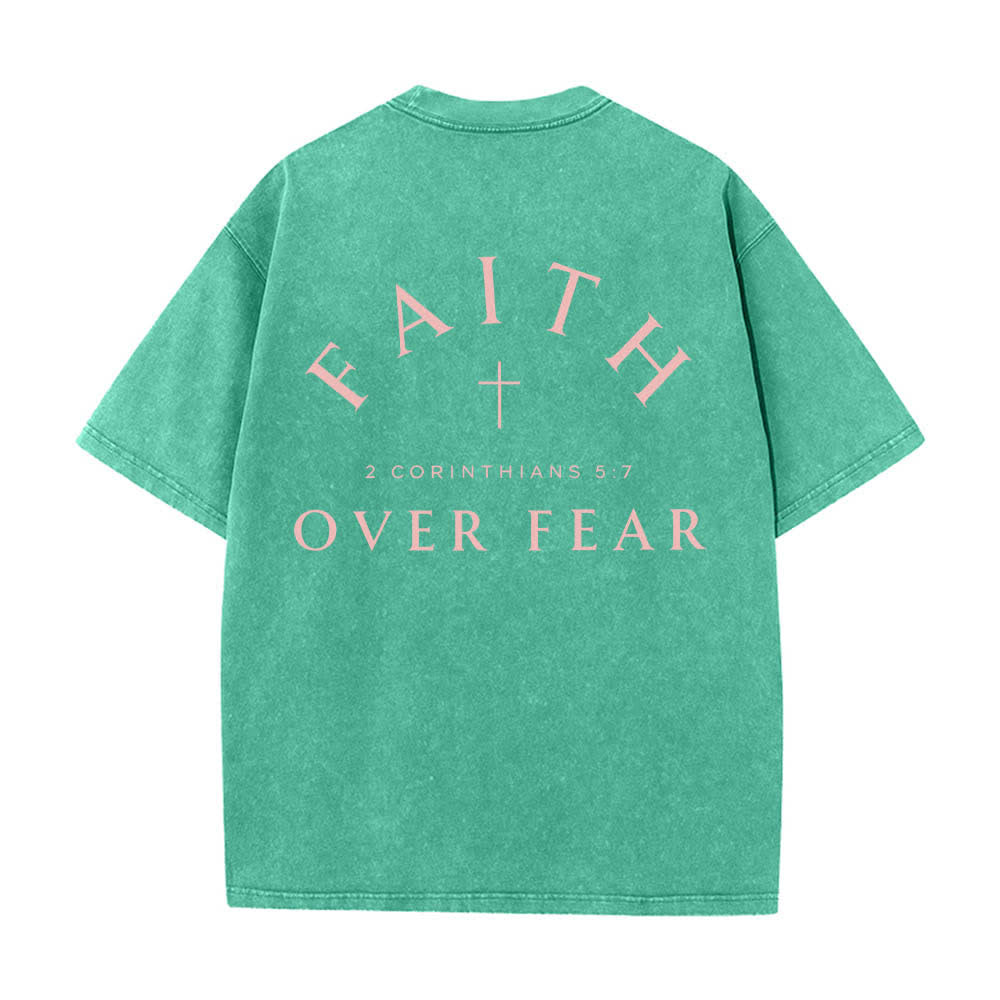 Christianartworkshop T-shirt délavé imprimé recto verso avec une croix et une lettre biblique signifiant « La foi plutôt que la peur » - image 16