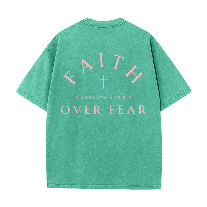 Christianartworkshop T-shirt délavé imprimé recto verso avec une croix et une lettre biblique signifiant « La foi plutôt que la peur » - image 16