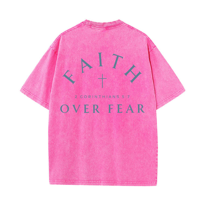 Christianartworkshop T-shirt délavé imprimé recto verso avec une croix et une lettre biblique signifiant « La foi plutôt que la peur » - image 1