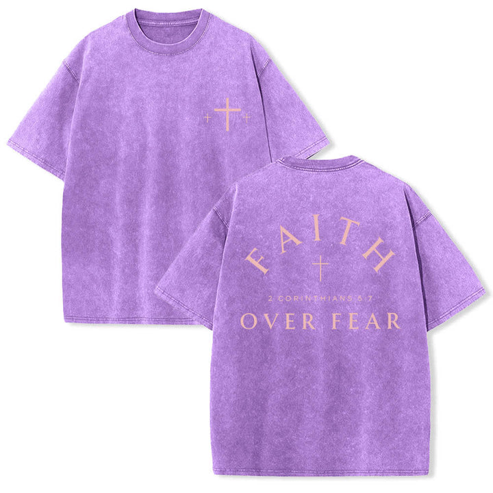 Christianartworkshop T-shirt délavé imprimé recto verso avec une croix et une lettre biblique signifiant « La foi plutôt que la peur » - Violet - 5XL - image 24