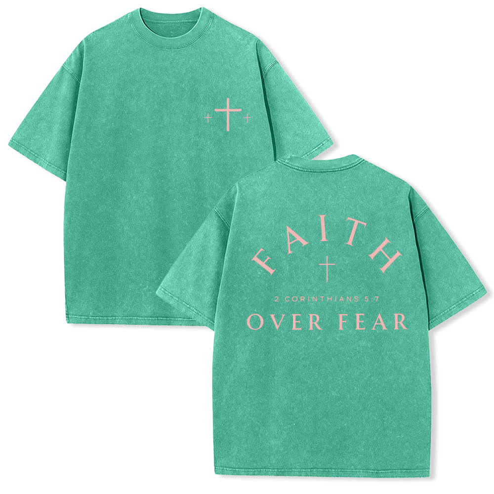 Christianartworkshop T-shirt délavé imprimé recto verso avec une croix et une lettre biblique signifiant « La foi plutôt que la peur » - Vert - 5XL - image 15