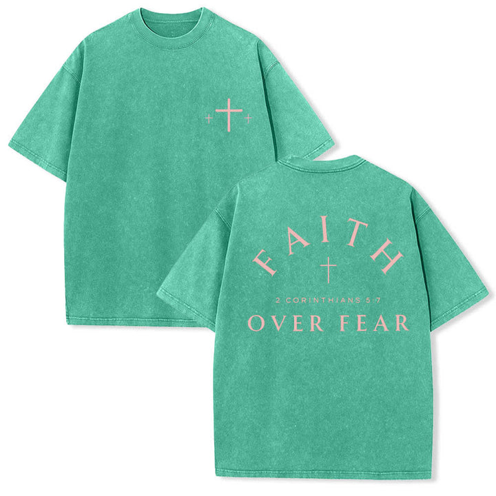 Christianartworkshop T-shirt délavé imprimé recto verso avec une croix et une lettre biblique signifiant « La foi plutôt que la peur » - Vert - 5XL - image 15