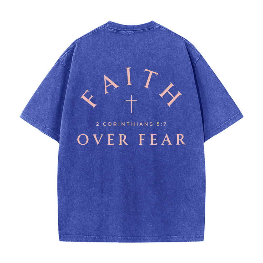 Christianartworkshop T-shirt délavé imprimé recto verso avec une croix et une lettre biblique signifiant « La foi plutôt que la peur » - image 7