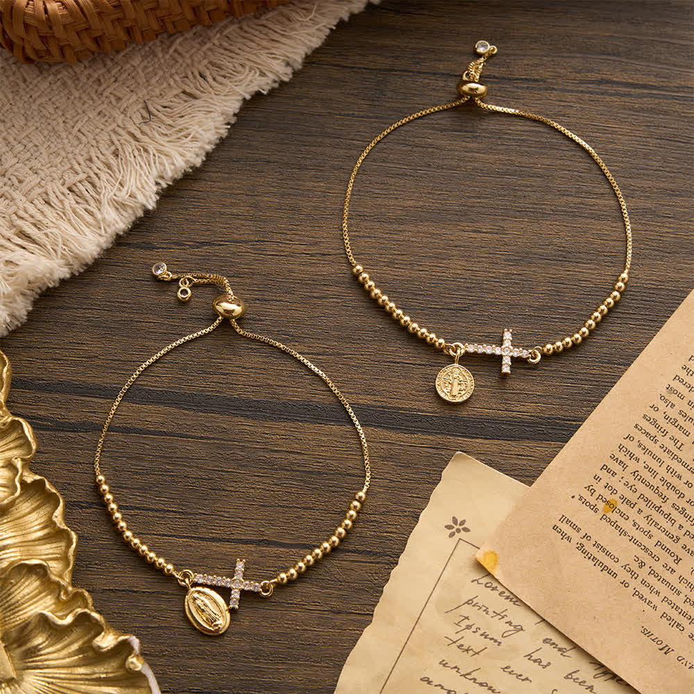 Christianartworkshop Bracelet ajustable à perles dorées miniatures avec croix pavée de zircon et médaillon de Notre-Dame et Saint Benoît - image 1