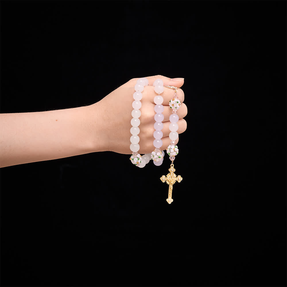 Christianartworkshop Chapelet en perles de verre à motif floral dégradé rose lavande et blanc laiteux, orné d'une croix en strass et d'une médaille de la Vierge Marie. - image 1