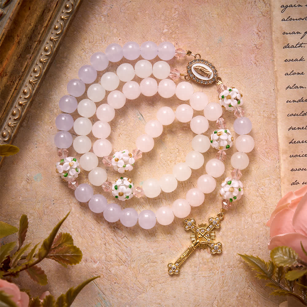 Christianartworkshop Chapelet en perles de verre à motif floral dégradé rose lavande et blanc laiteux, orné d'une croix en strass et d'une médaille de la Vierge Marie. - Chapelet floral rose - image 0