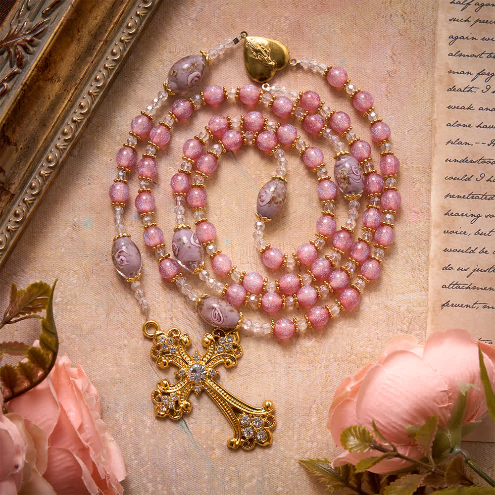 Christianartworkshop Chapelet de perles de verre à motif floral rose pailleté de luxe avec médaillon en forme de cœur de Notre-Dame et croix dorée : emblème de douce pureté céleste - Chapelet floral rose - image 0