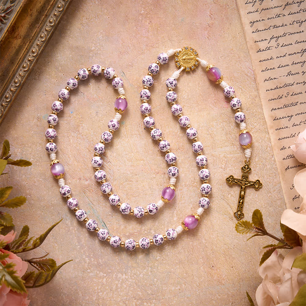Christianartworkshop Chapelet Saint Benoît en porcelaine à motif floral violet, avec cordon noué, perles de verre violettes dégradées et crucifix doré - Chapelet en céramique à motif floral violet - image 0