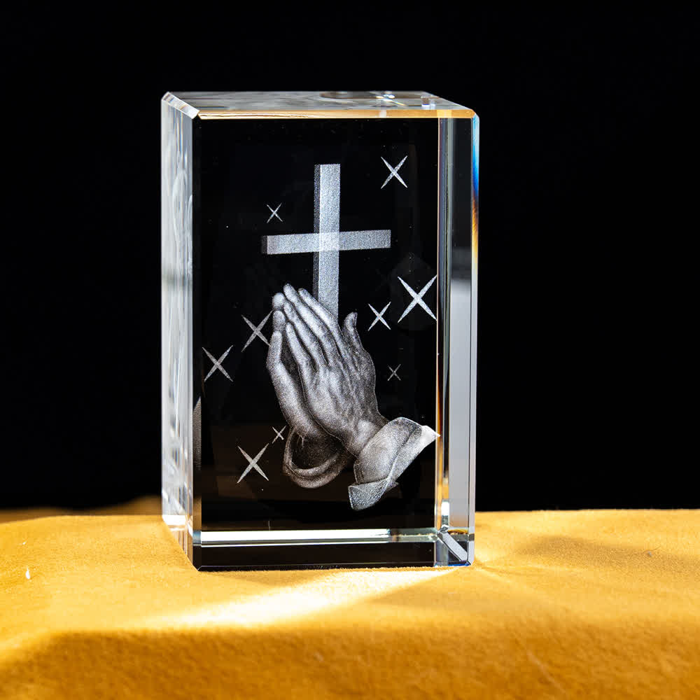 Christianartworkshop Figurine en cristal sacré gravée à motifs multiples, à exposer sur un bureau ou à utiliser comme objet de dévotion pour la maison. - Mains jointes en prière avec croix - 5x5x8cm - image 0