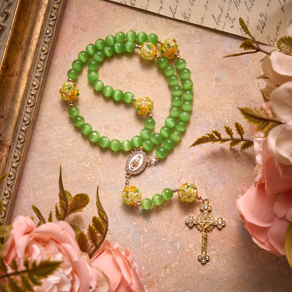 Christianartworkshop Chapelet en pierre œil-de-chat verte avec perles de verre filé à motifs floraux : emblème de bénédictions célestes rayonnantes - Chapelet floral en pierre œil de chat vert - image 0