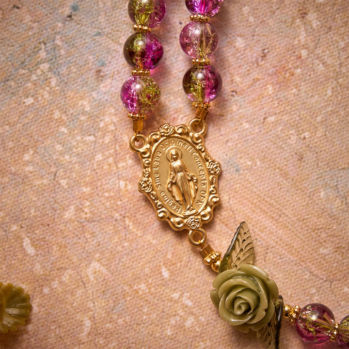Christianartworkshop Chapelet en perles de verre craquelé rose et vert à facettes, motif rose et croix de la Vierge Marie - image 7