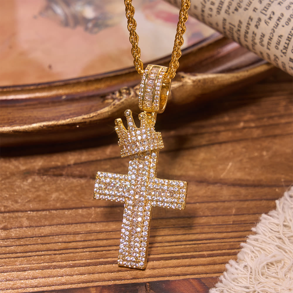Christianartworkshop Collier pendentif croix à couronne sertie de diamants : emblème de la bénédiction du souverain céleste - Doré - image 0