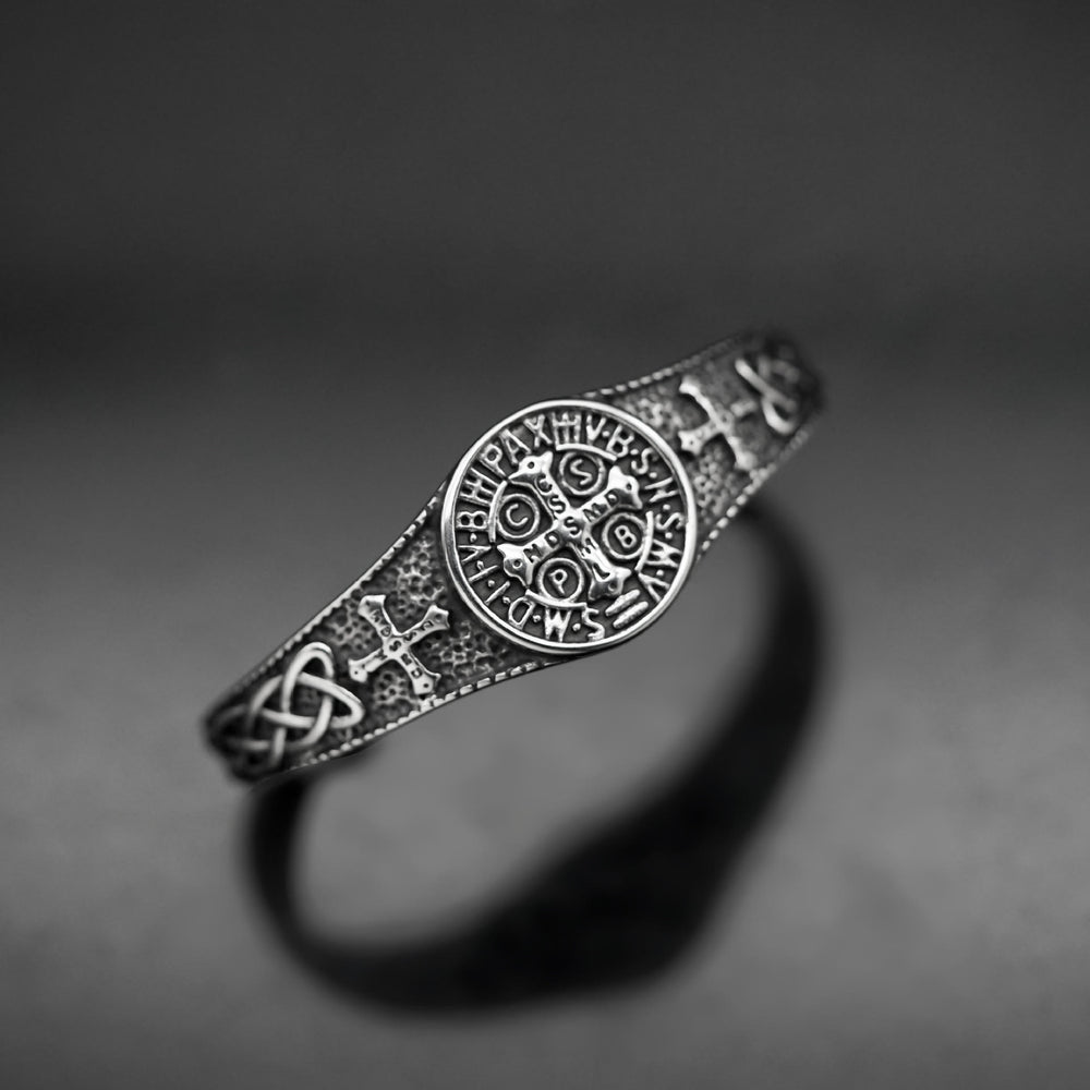 Christianartworkshop Bracelet manchette ouvert vintage orné de la médaille de Saint Benoît : emblème de la protection céleste éternelle - image 1
