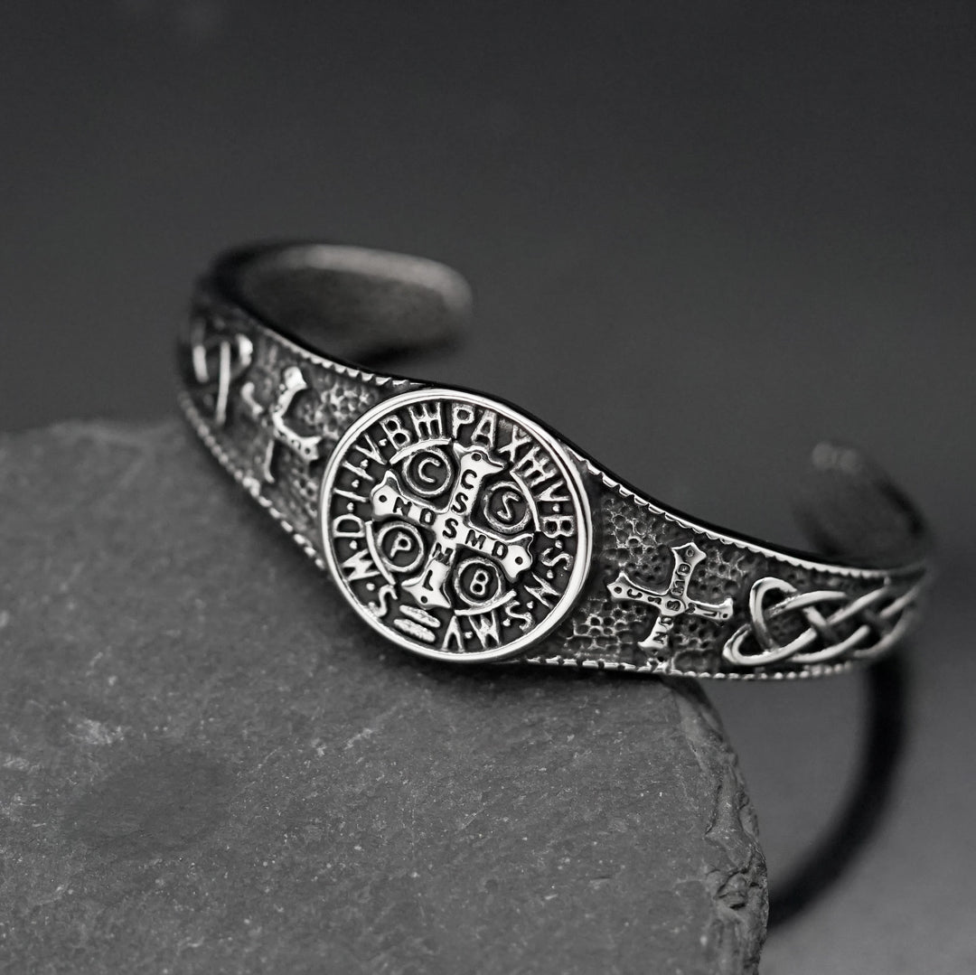 Christianartworkshop Bracelet manchette ouvert vintage orné de la médaille de Saint Benoît : emblème de la protection céleste éternelle - Croix - image 0