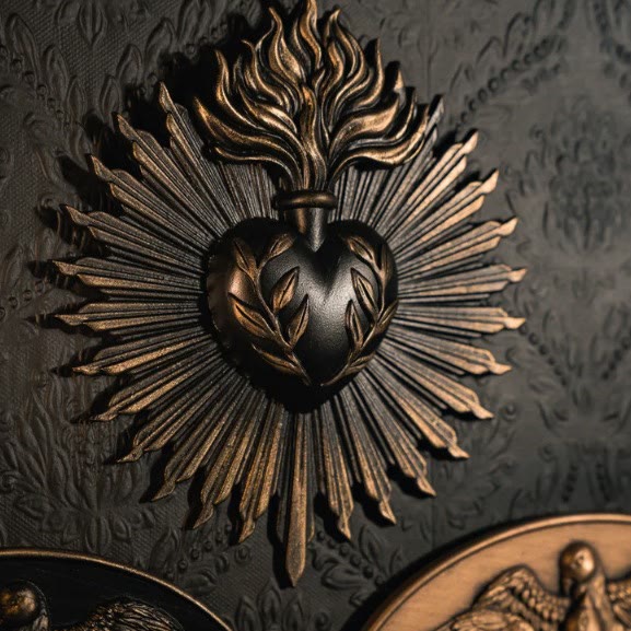 Christianartworkshop Décoration murale en résine « Cœur Sacré Rayonnant » au sommet de la flamme : emblème de l’émerveillement céleste éternel - Noir - image 0