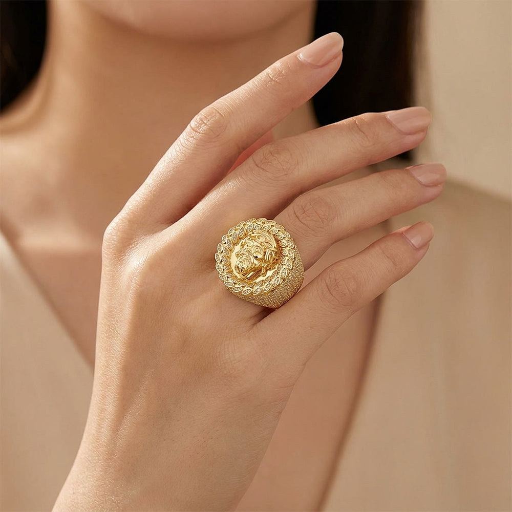 Christianartworkshop Bague imposante sertie d'un halo de pierres glacées et ornée d'un portrait sculpté : emblème d'une compassion céleste éternelle - image 1