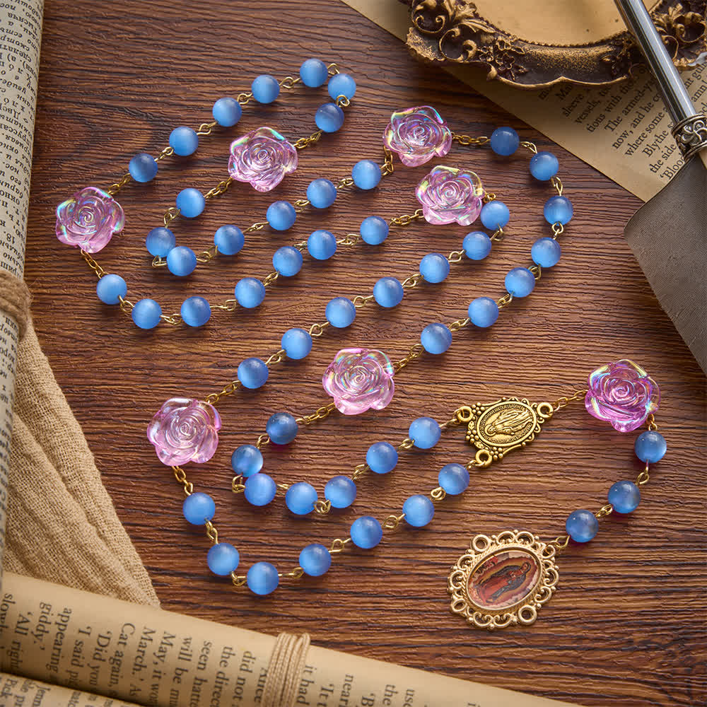 Christianartworkshop Chapelet de roses œil-de-chat bleues avec médaille de Notre-Dame : gage de la douce miséricorde céleste - image 2