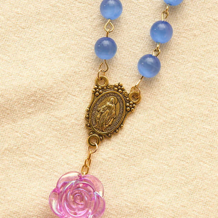 Christianartworkshop Chapelet de roses œil-de-chat bleues avec médaille de Notre-Dame : gage de la douce miséricorde céleste - image 7