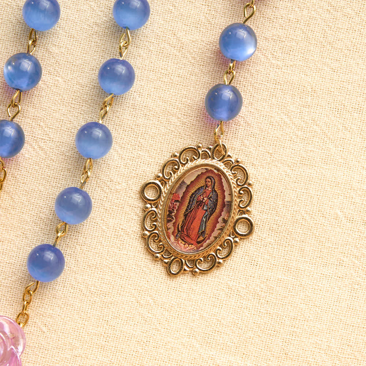 Christianartworkshop Chapelet de roses œil-de-chat bleues avec médaille de Notre-Dame : gage de la douce miséricorde céleste - image 6
