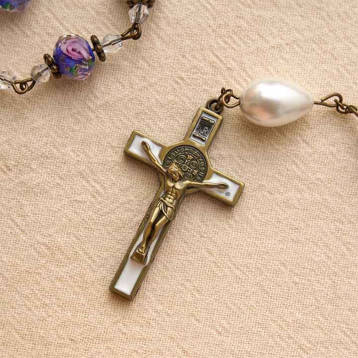 Christianartworkshop Chapelet en perles de verre bleu à motif floral, avec médaillon de la Vierge Marie et crucifix détaillé, en chaîne de style antique. - image 7