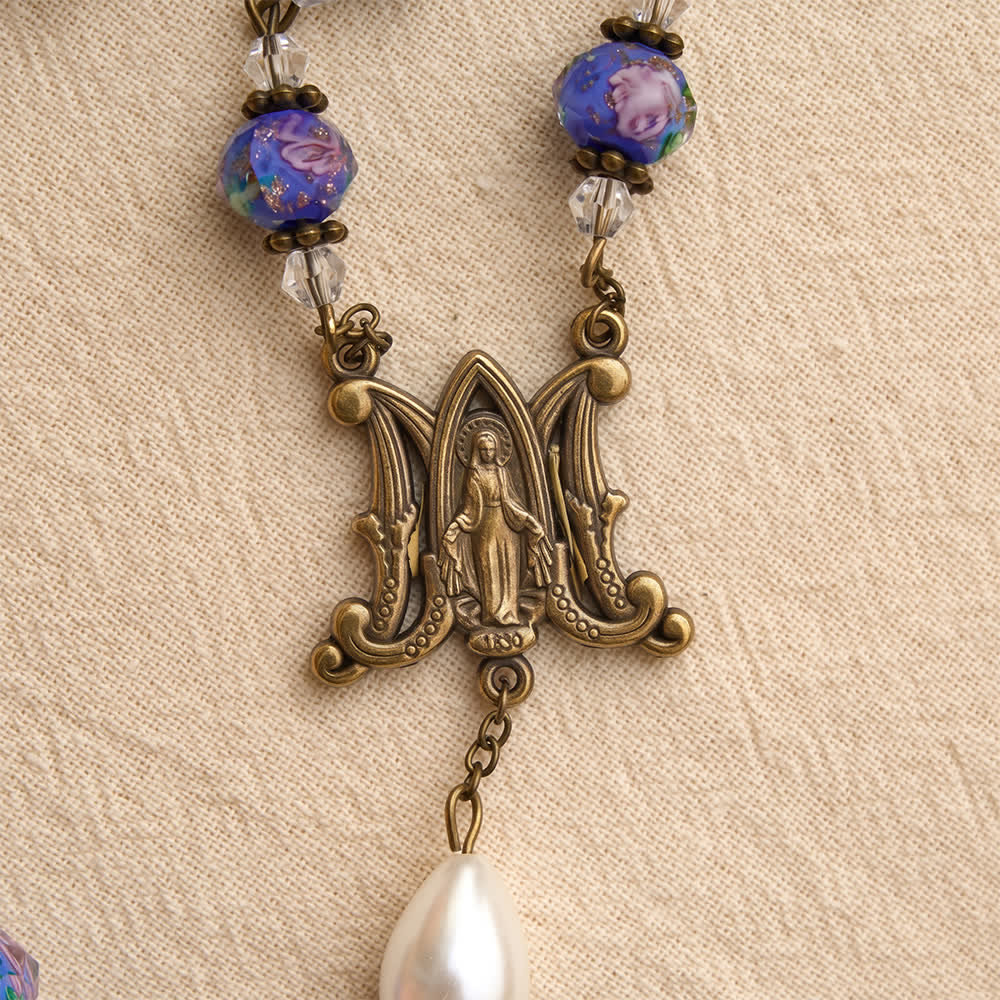 Christianartworkshop Chapelet en perles de verre bleu à motif floral, avec médaillon de la Vierge Marie et crucifix détaillé, en chaîne de style antique. - image 6