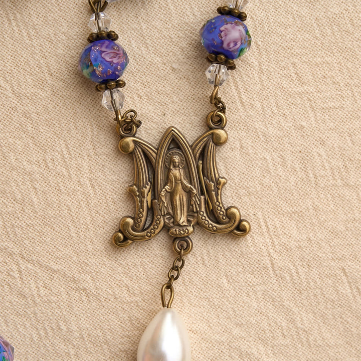 Christianartworkshop Chapelet en perles de verre bleu à motif floral, avec médaillon de la Vierge Marie et crucifix détaillé, en chaîne de style antique. - image 6