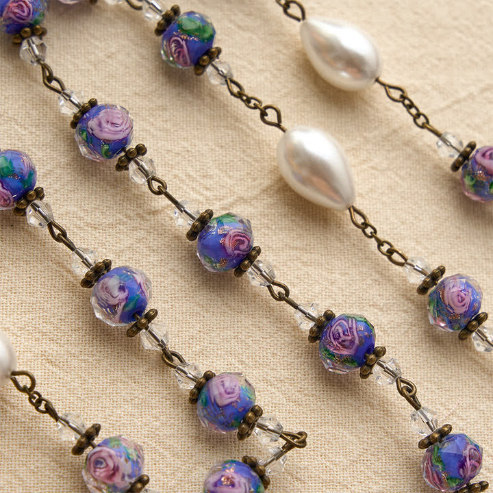 Christianartworkshop Chapelet en perles de verre bleu à motif floral, avec médaillon de la Vierge Marie et crucifix détaillé, en chaîne de style antique. - image 5