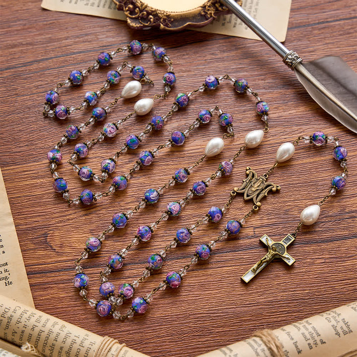 Christianartworkshop Chapelet en perles de verre bleu à motif floral, avec médaillon de la Vierge Marie et crucifix détaillé, en chaîne de style antique. - Perles florales vintage Rosay - image 0