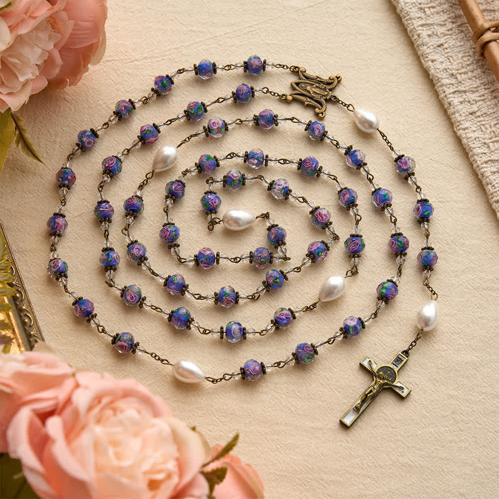 Christianartworkshop Chapelet en perles de verre bleu à motif floral, avec médaillon de la Vierge Marie et crucifix détaillé, en chaîne de style antique. - image 2