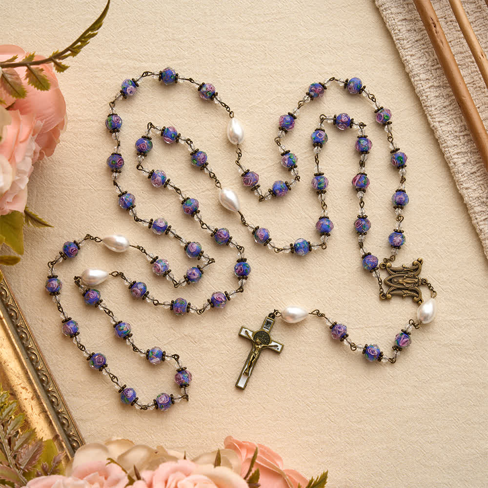 Christianartworkshop Chapelet en perles de verre bleu à motif floral, avec médaillon de la Vierge Marie et crucifix détaillé, en chaîne de style antique. - image 3