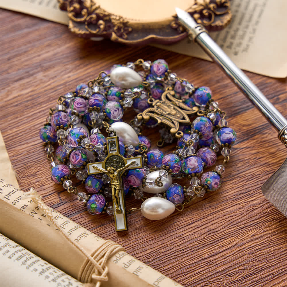 Christianartworkshop Chapelet en perles de verre bleu à motif floral, avec médaillon de la Vierge Marie et crucifix détaillé, en chaîne de style antique. - image 4