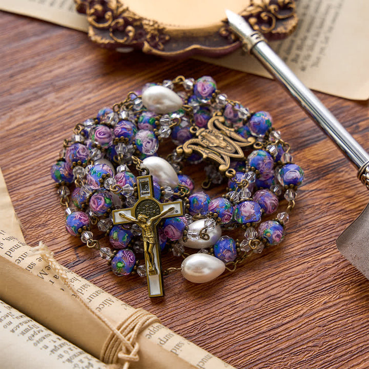 Christianartworkshop Chapelet en perles de verre bleu à motif floral, avec médaillon de la Vierge Marie et crucifix détaillé, en chaîne de style antique. - image 4