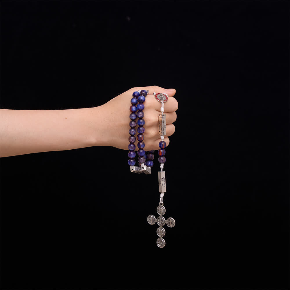 Christianartworkshop Chapelet en résine à nœuds gravés d'une Écriture et orné d'une croix de saint Benoît : emblème d'une consolation céleste profonde - image 1