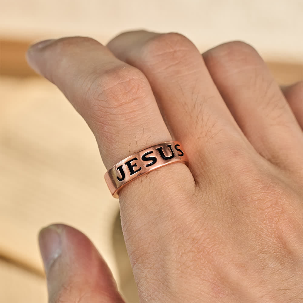 Christianartworkshop Bague classique ouverte avec inscription gravée représentant Jésus : Porteur de calme et de paix spirituelle intemporelle - image 1