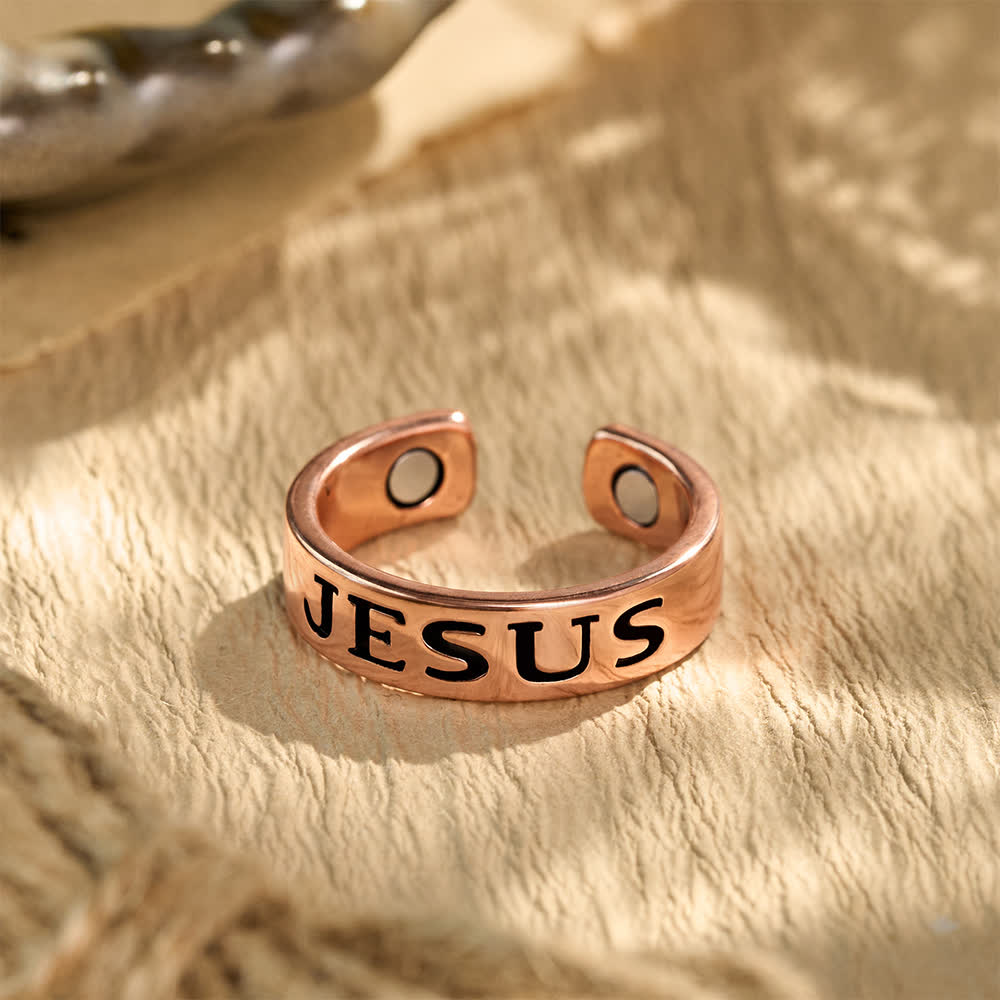 Christianartworkshop Bague classique ouverte avec inscription gravée représentant Jésus : Porteur de calme et de paix spirituelle intemporelle - Jésus (Convient aux tailles américaines 6 à 9) - image 0
