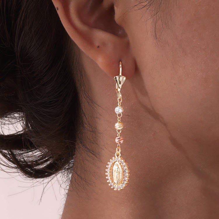 Christianartworkshop Boucles d'oreilles pendantes gravées du portrait de Notre-Dame : Symbole de calme et de paix éternelle - image 1