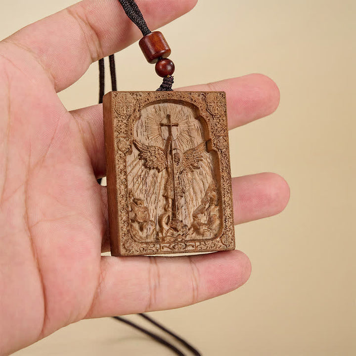 Christianartworkshop Collier en bois sculpté représentant le Saint Michel : emblème de la délivrance divine inébranlable - noyer américain - image 0