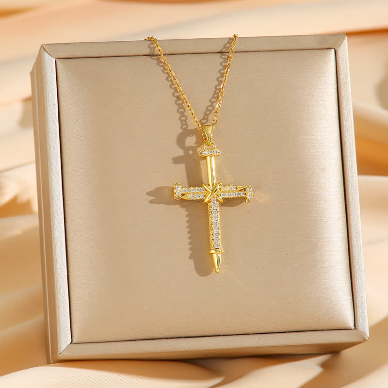 Christianartworkshop Collier avec croix cloutée et chaîne en acier titane : symbole de protection divine intemporelle - Doré - image 1
