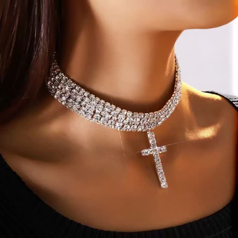 Christianartworkshop Collier ras-de-cou croix en strass étincelants : symbole de grâce céleste inébranlable - image 1