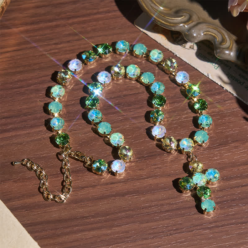 Christianartworkshop Collier Croix en cuivre et cristal Rivoli : Symbole d’une majesté divine inébranlable - Vert - image 0