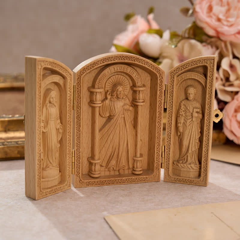 Christianartworkshop Triptyque vintage en bois de hêtre sculpté, cadre arqué : Signe de douce consolation divine - Jésus, Notre-Dame et Saint Joseph - image 0