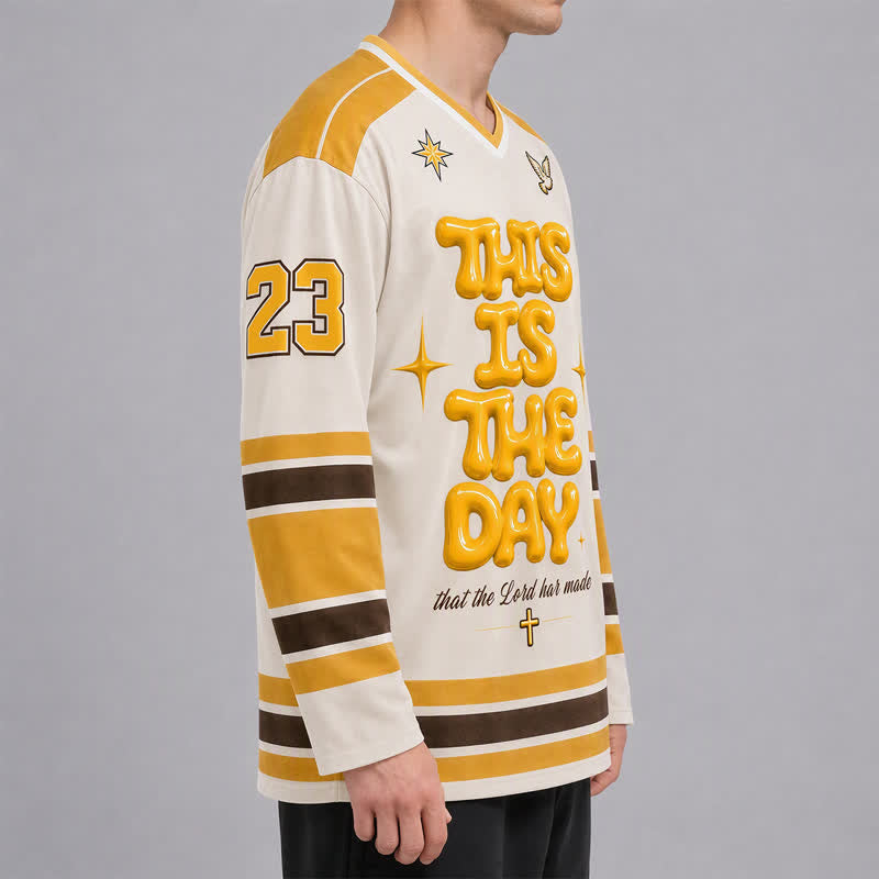 Christianartworkshop Maillot de hockey à imprimé en relief « This Is The Day » - image 5