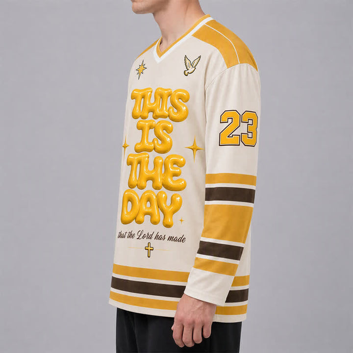 Christianartworkshop Maillot de hockey à imprimé en relief « This Is The Day » - image 6